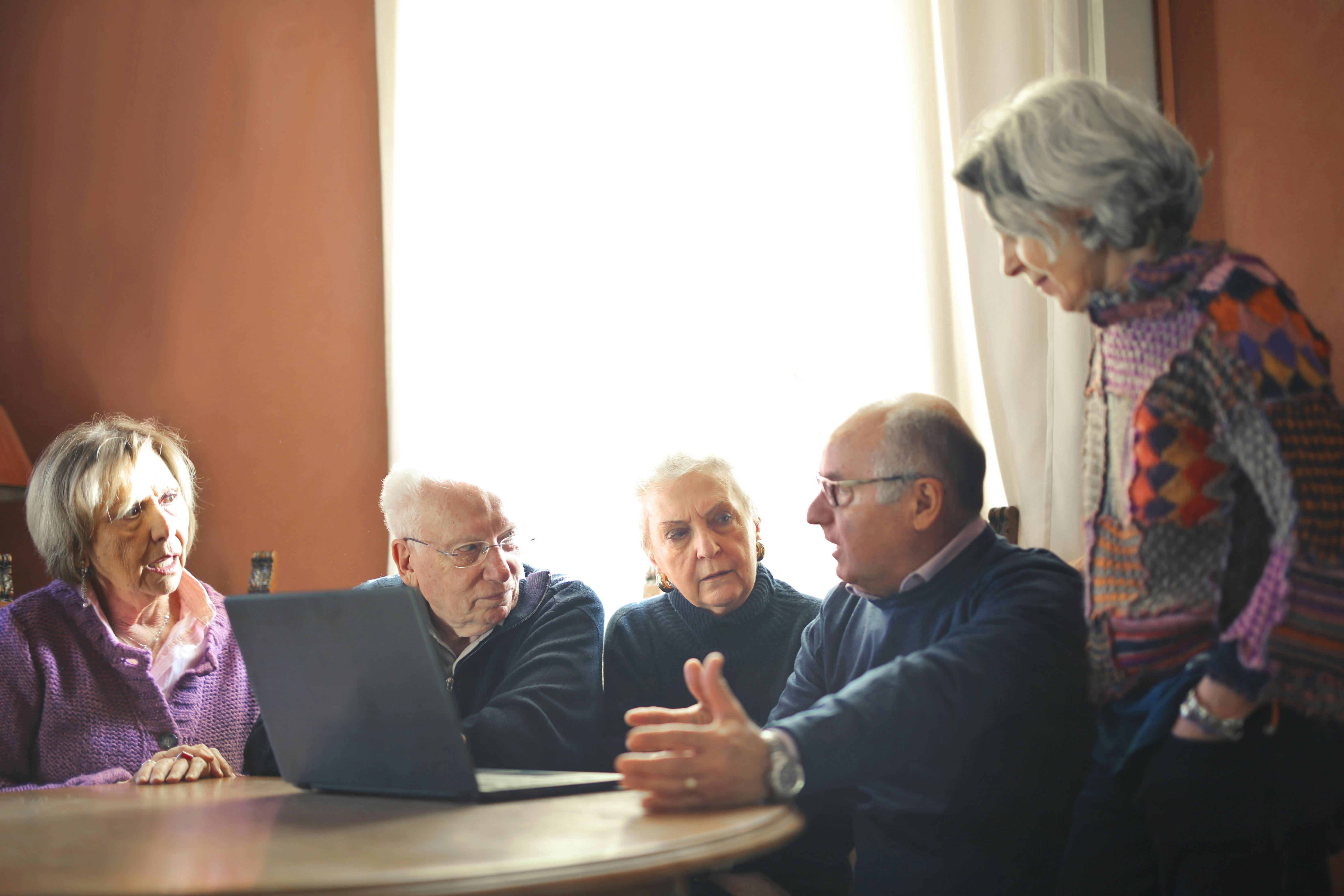 Pastor:innen im Ruhestand vernetzen sich gemeinsam am Laptop